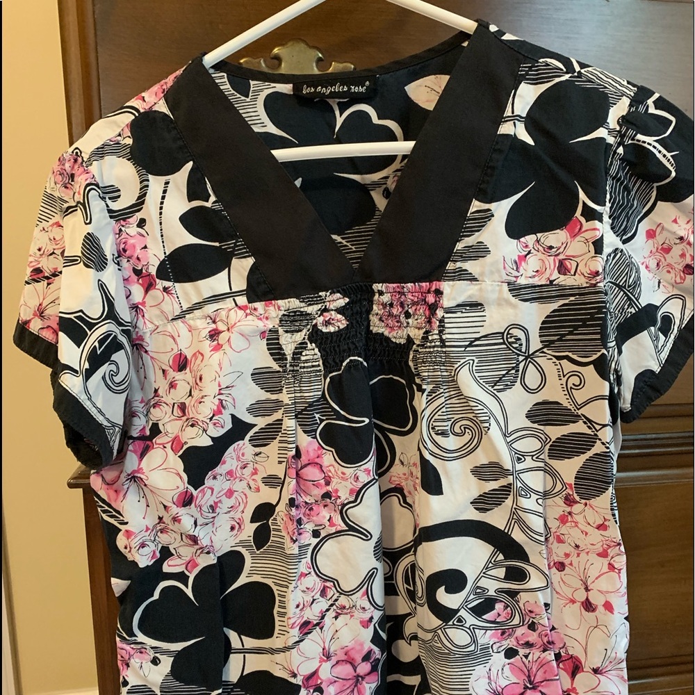 Size large scrub top
